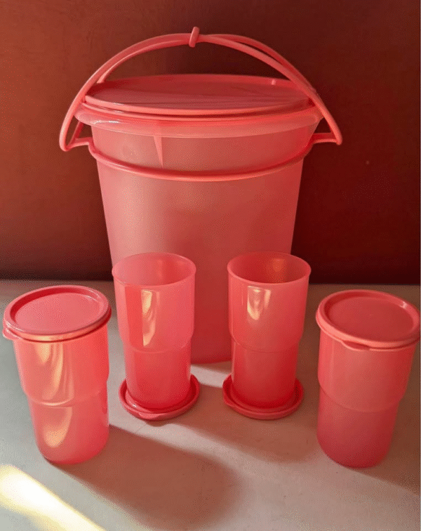 Set Cubeta Con Asa Para Agua 8.5 Lts Y 4 Vasos Tupperware